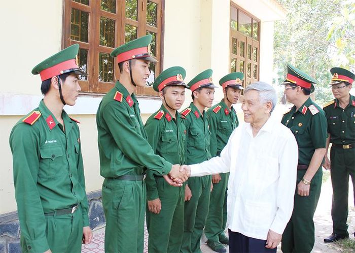 Nguyên Tổng bí thư Lê Khả Phiêu thăm các học viên Trường đại học Nguyễn Huệ