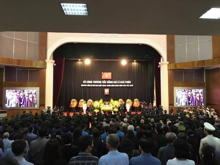 Cùng thời gian này, Hội trường 25B, đường Quang Trung, thành phố Thanh Hóa, tỉnh Thanh Hóa cũng tổ chức Lễ viếng nguyên Tổng Bí thư Lê Khả Phiêu.