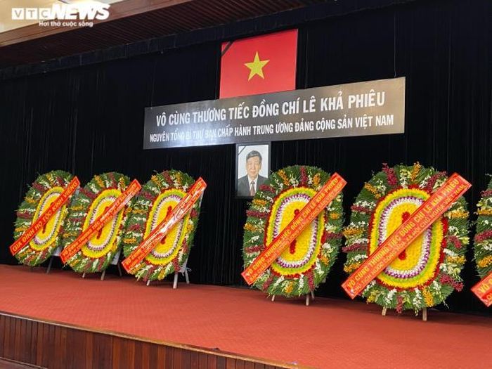 Công tác chuẩn bị cho lễ viếng nguyên Tổng Bí thư Lê Khả Phiêu đã sẵn sàng. (Ảnh: Thế Quang)