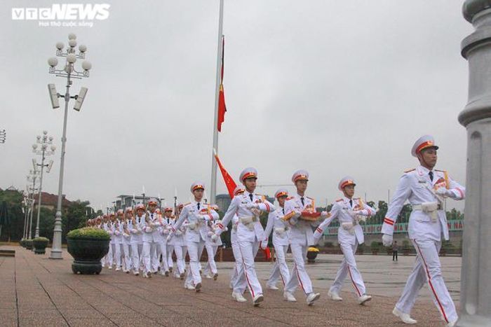 Sau khi kết thúc nghi lễ treo cờ rủ Quốc tang, các chiến sĩ tiêu binh thực hiện điều lệnh trở về đơn vị.