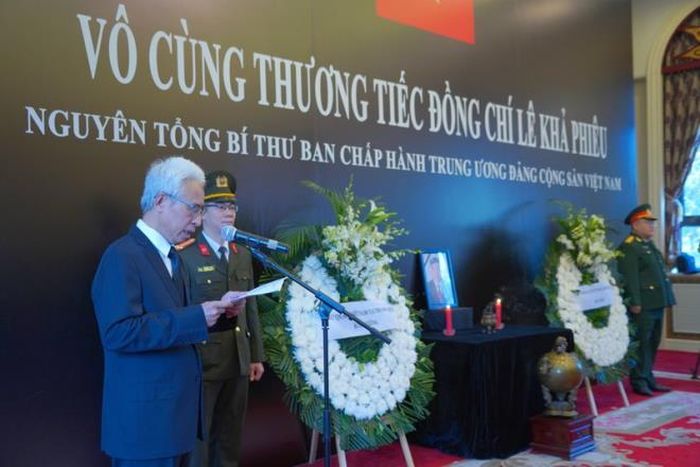 Thay mặt Đại sứ quán, Đại sứ Phạm Sao Mai đọc điếu văn điểm lại chặng đường tham gia hoạt động cách mạng và công tác của nguyên Tổng Bí thư Lê Khả Phiêu, nêu bật những cống hiến to lớn của đồng chí đối với sự nghiệp vẻ vang của Đảng và dân tộc, bày tỏ niềm xúc động và tiếc thương vô hạn trước sự ra đi của nguyên Tổng Bí thư Lê Khả Phiêu-nhà lãnh đạo tài năng của Đảng, Nhà nước và Nhân dân ta.