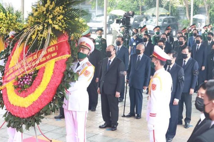 Đoàn Chính phủ nước CHXHCN Việt Nam do Ủy viên Bộ Chính trị, Thủ tướng Nguyễn Xuân Phúc làm trưởng đoàn vào viếng. (Ảnh: Trọng Phú)