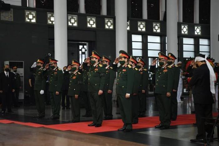 Đoàn Quân ủy Trung ương và Bộ Quốc phòng do Đại tướng Lương Cường, Bí thư Ban Chấp hành Trung ương, Ủy viên Thường vụ Quân ủy Trung ương, Chủ nhiệm Ủy ban Kiểm tra Quân ủy Trung ương, Chủ nhiệm Tổng cục Chính trị QĐND Việt Nam làm Trưởng đoàn vào viếng.