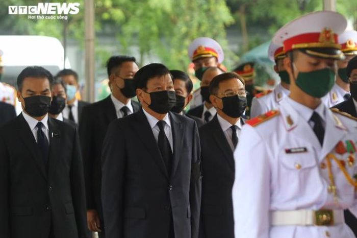 Đoàn đại biểu cấp cao Đảng và Nhà nước Lào do ông Thongloun Sisoulith, Ủy viên Bộ Chính trị, Thủ tướng Chính phủ nước Cộng hòa Dân chủ Nhân dân Lào làm trưởng đoàn, vào viếng nguyên Tổng Bí thư Lê Khả Phiêu. (Ảnh: Ngọc Anh)