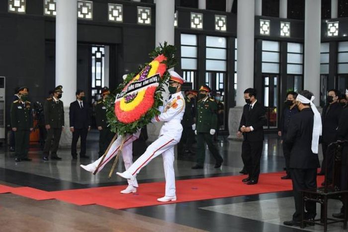 Ông Võ Văn Thưởng - Ủy viên Bộ Chính trị, Bí thư Trung ương Đảng, Trưởng Ban Tuyên giáo Trung ương cùng đoàn vào viếng nguyên Tổng Bí thư Lê Khả Phiêu