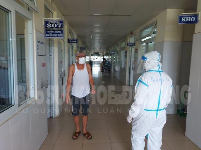 Thầy thuốc- bệnh nhân tại khu điều trị cho người bệnh COVID-19