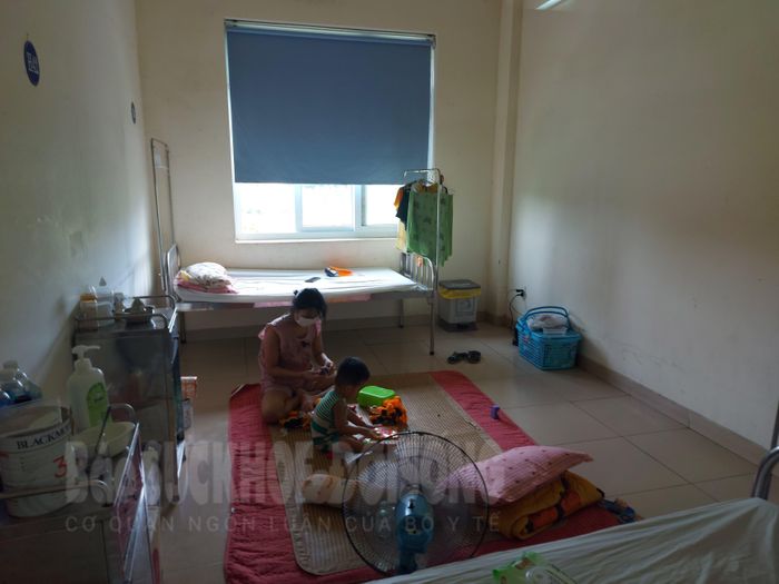 Em bé 8 tháng tuổi khi còn đang điều trị COVID-19 tại Trung tâm y tế huyện Hòa Vang