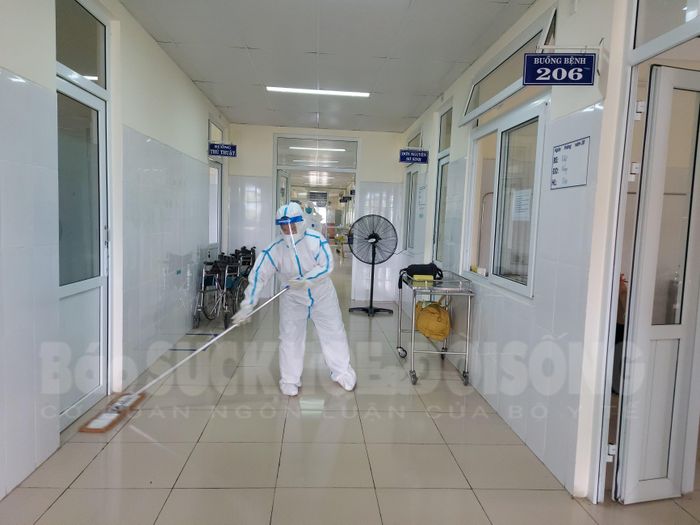 Sau những phút chăm sóc bệnh nhân các nhân viên y tế lại tranh thủ vệ sinh khu vực bệnh viện