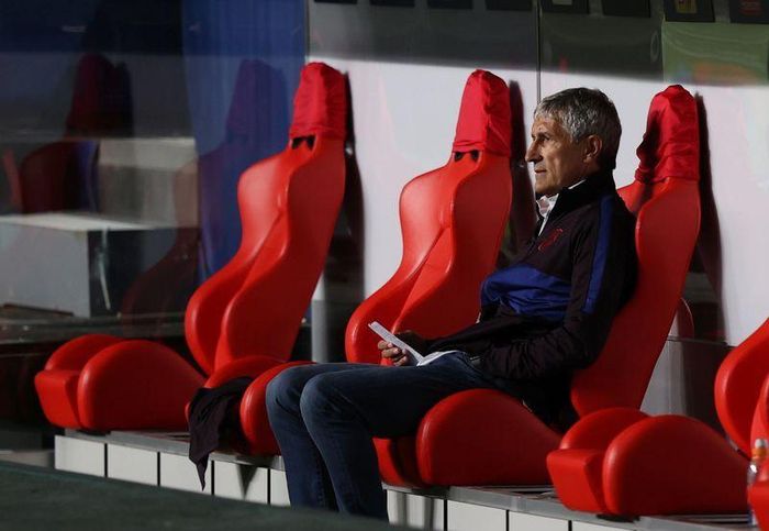 HLV Quique Setien bất động ở khu kỹ thuật. Ảnh: Reuters