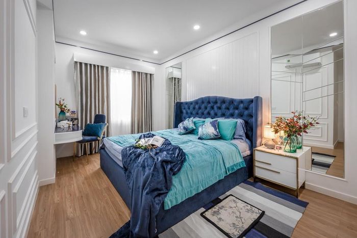 Phòng ngủ có diện tích rộng nên hệ thống đèn chiếu sáng đã được sử dụng nhằm tạo cảm giác gọn gàng.