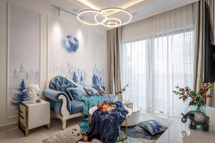 Phòng khách được bố trí sofa ở khu vực giữa phòng, đồ đạc xung quanh được đặt sát tường để không cản trở lối đi.