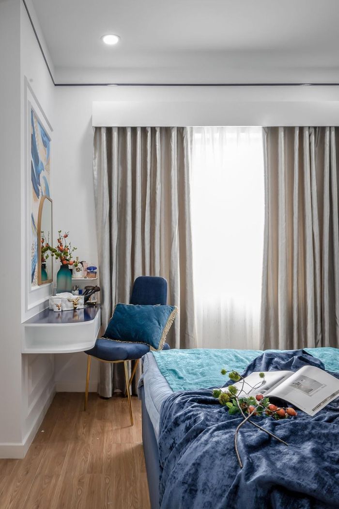 Rèm cửa trắng và các chi tiết trang trí đã được bố trí để không gian sáng và độc đáo hơn.