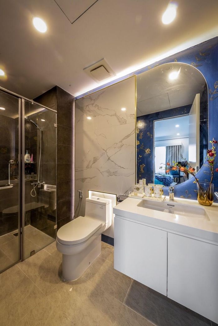 Do gu thẩm mỹ đặc biệt của chủ nhà nên việc thi công, xử lý việc vẽ không gian nhà vệ sinh khá mất thời gian.
