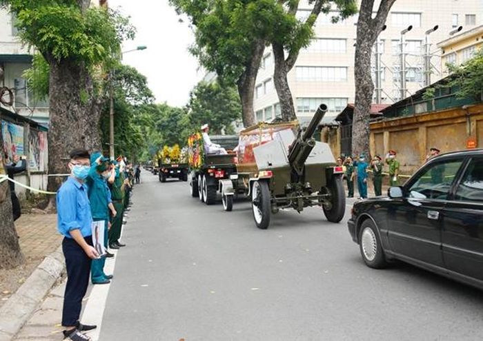 Người dân và các lực lượng xúc động tiễn biệt nguyên Tổng Bí thư Lê Khả Phiêu.