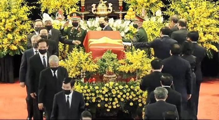 Các đồng chí lãnh đạo, nguyên lãnh đạo Đảng, Nhà nước bên linh cữu nguyên Tổng Bí thư Lê Khả Phiêu.