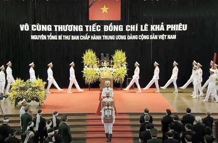 Đội nghi lễ thực hiện nhiệm vụ.