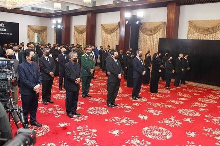 Các đồng chí lãnh đạo, nguyên lãnh đạo Đảng, Nhà nước; lãnh đạo Thành ủy, HĐND, UBND, Ủy ban MTTQ Việt Nam TP Hồ Chí Minh; lãnh đạo các tỉnh, thành phía Nam dự Lễ truy điệu nguyên Tổng Bí thư Lê Khả Phiêu tại Hội trường Thống Nhất, Thành phố Hồ Chí Minh. Ảnh: DUY MINH