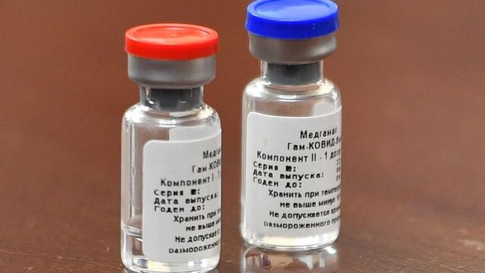 Vaccine Sputnik V được giới chức Nga tuyên bố là an toàn, trong khi các chuyên gia y tế phương Tây cho rằng nó được phát triển vội vàng, tính hiệu quả chưa được kiểm chứng. Ảnh: RDIF 