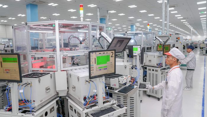 Dám mở cửa, đầu tư, ắt thành công - Dây chuyền sản xuất của Vin Smart. Ảnh: Như Ý.