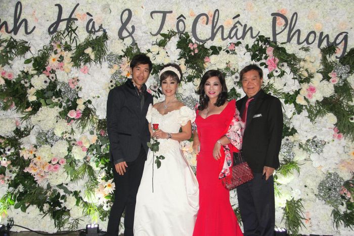 Khánh Hà và Tô Chấn Phong trong buổi tiệc kỷ niệm 30 năm ngày cưới.