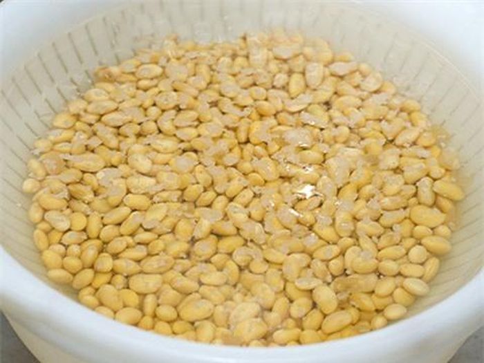 Rửa sạch đậu nành, ngâm qua đêm (8 -12 tiếng)