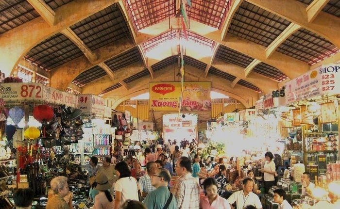 Trước đây các lối đi luôn đông đúc, chật cứng người tham quan, mua sắm (ảnh tư liệu)