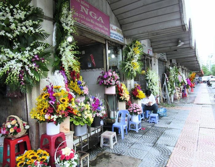 Chỉ một số cửa hàng hoa và trái cây mở cửa, vỉa hè và những con đường xung quanh chợ thường ngày tấp nập khách qua lại nhưng nay thưa thớt.