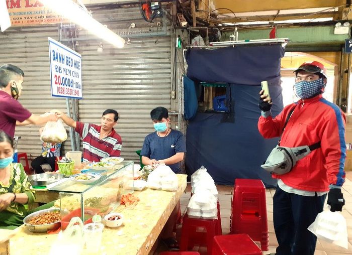 Do tâm lý e ngại dịch bệnh, lượng khách lui tới ăn uống giảm mạnh, chủ yếu khách đến mua mang đi và đặt hàng giao tận nơi, nhưng số lượng cũng không đáng kể.