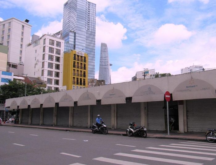 Cửa Bắc chợ Bến Thành hướng ra đường Lê Thánh Tôn, nhiều sạp hàng mặt tiền cửa đóng then cài, tạm ngưng hoạt động.