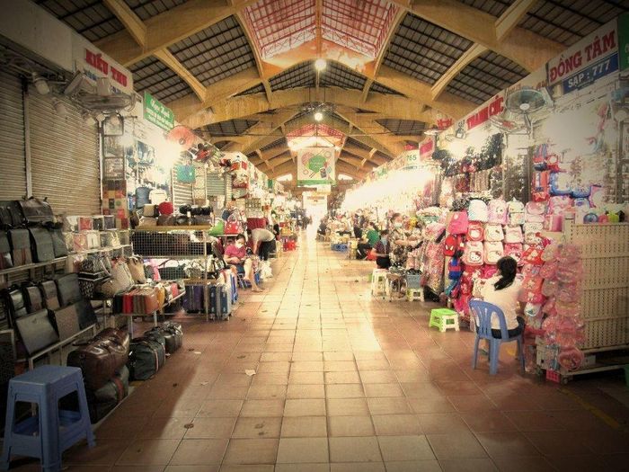 Giờ vắng tanh, đứng từ đầu chợ có thể nhìn thấy cuối chợ.