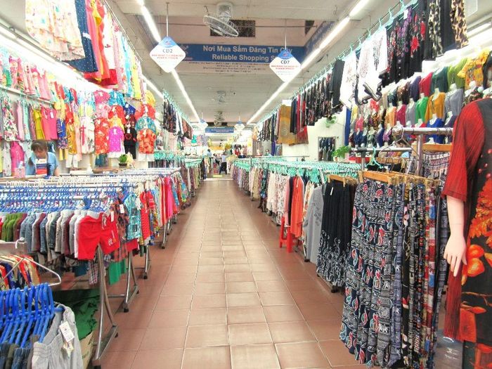 Khu vực bán hàng vòng ngoài của Công ty Cổ phần Thương mại dịch vụ Bến Thành vắng bóng khách, chỉ có nhân viên bán hàng với nhau.