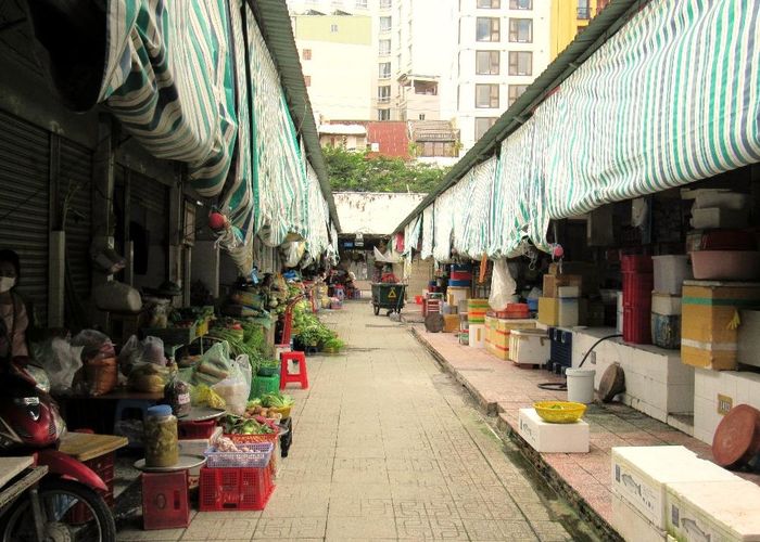 Tầm giờ trưa, khu thực phẩm tươi sống càng ảm đạm hơn, nhiều sạp hàng phải đóng cửa vì không có khách.