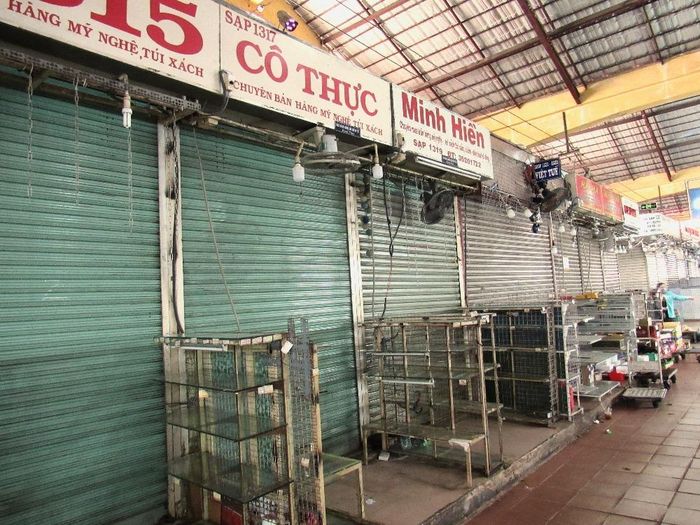 Giờ đây, khung cảnh cửa đóng then cài, bạt phủ quầy sạp là tình trạng chung của hầu hết các sạp hàng lưu niệm và thủ công mỹ nghệ.