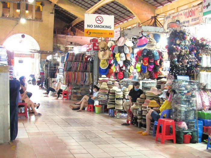 Chợ Bến Thành rơi vào tình cảnh người bán nhiều hơn người mua. Những người bán hàng, nếu không ngồi chuyện trò với nhau thì cũng mỗi người một góc ngồi bấm điện thoại giết thời gian.