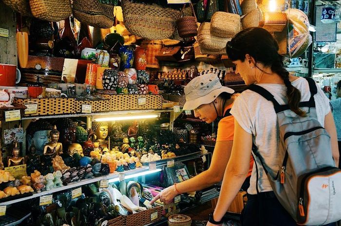 Trước đây, thời gian sau Tết và hè thường là thời điểm bán chạy nhất vì nhiều khách du lịch, nhất là khách nước ngoài (ảnh tư liệu).