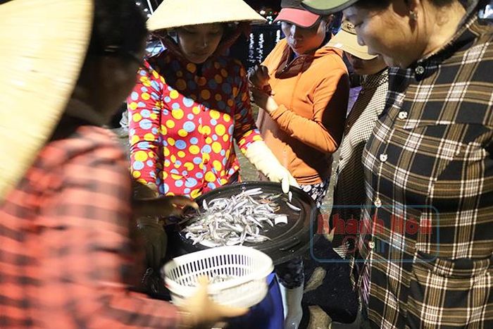 Các thương lái ngã giá ngay khi cập bến. 