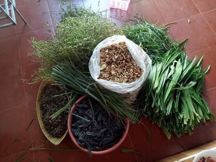 Ngoài việc sử dụng làm thức uống, nhiều loại lá được bà hái về để nấu nước gội đầu thảo dược -Ảnh: HN