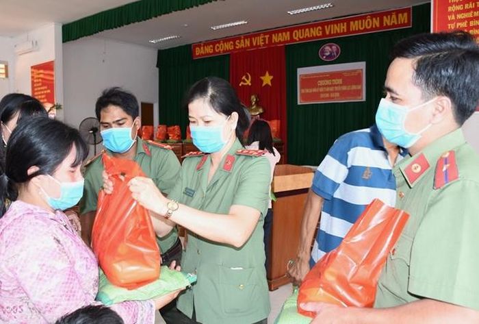 200 phần quà được trao tận tay người dân.