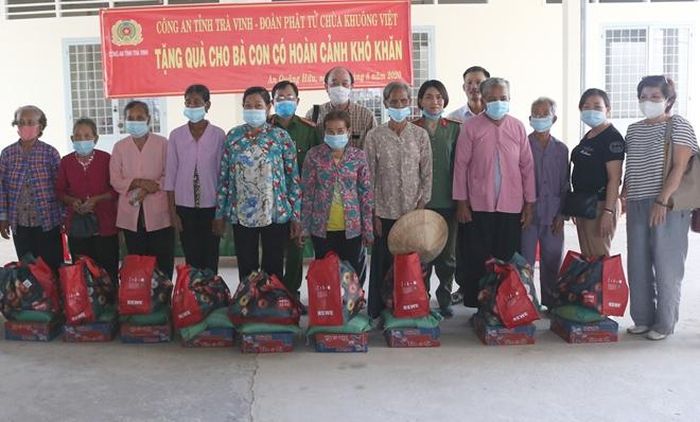 Công an Trà Vinh tổ chức nhiều hoạt động ý nghĩa, tặng quà cho người nghèo.