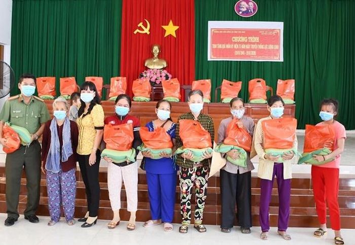Phòng Hậu cần Công an Trà Vinh, tặng quà người dân tại xã Tam Ngãi.