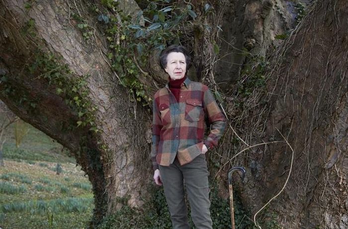 Trong khi đó, bức ảnh thứ 2 lại toát lên nét giản dị của con gái Nữ hoàng Elizabeth II. Chiếc quần jeans màu xám kết hợp với áo sơ mi caro pha lẫn màu đỏ, vàng, xanh lá cây làm nổi bật làn da sáng của bà. "Trông Anne thật tuyệt vời. Bà ấy mang tinh thần mạnh mẽ của phụ nữ Anh" là lời khen của dân mạng. Ảnh: @theroyalfamily.
