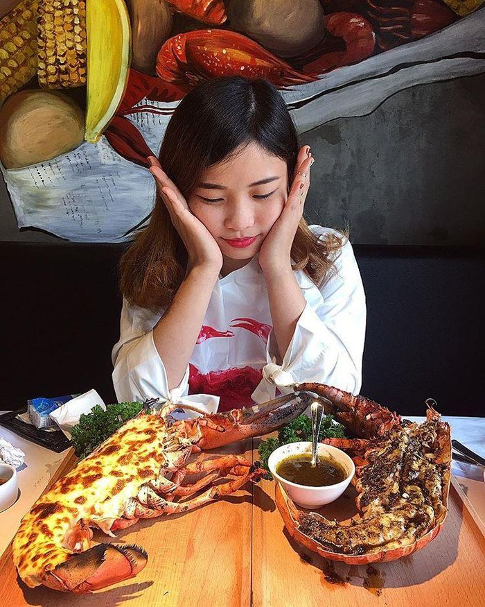 Ngoài hải sản, một số món khai vị nổi bật gồm salad trứng tôm, cá chẽm đút lò, cua phô mai, cánh gà chiên vị cajun... Nếu muốn chắc bụng, bạn có thể order thêm bánh bao chiên, bánh mì bơ tỏi, cơm chiên, spaghetti... Tài khoản Quốc Anh Trần cho biết: "Cua tôm ngon, sốt đậm vị. Ngoài việc giá hơi cao xíu thì lâu lâu thư giãn cùng gia đình cũng ổn". Giờ mở cửa: 11h-22h. Ảnh: Tramdiinh, vanan.leng1011.