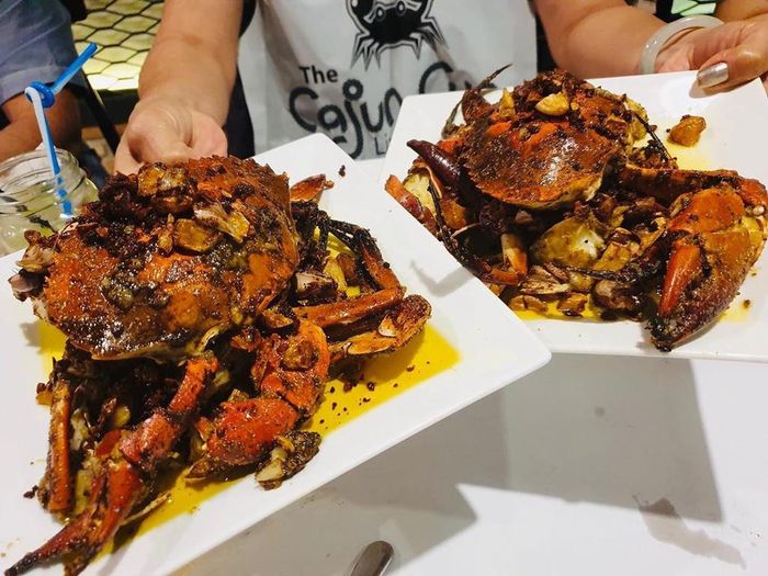 Quán cũng có menu các món cua hấp dẫn như xôi cua, cua nướng tỏi, cơm chiên cua, lẩu cua. Ngoài hải sản, gà sốt nhiều vị như cajun, cay chua, mật ong cay cũng được yêu thích không kém. Điểm trừ là những phần ăn tại đây hơi ít. Giờ mở cửa: 11h-23h30. Ảnh: Cajuncua.