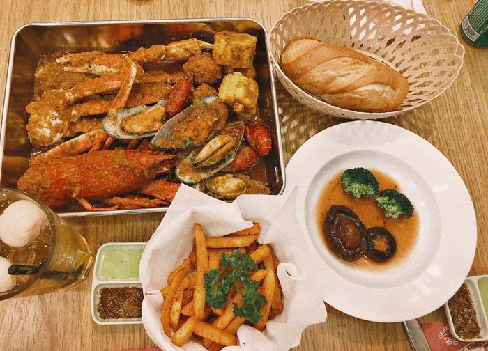 Trước khi nhập tiệc hải sản, bạn có thể order thêm một số món khai vị như măng Tây xào bơ tỏi, salad cá ngừ, hải sâm sốt dầu hào... Sườn cừu Úc, bò Mỹ, cá hồi là những lựa chọn khác để bàn tiệc của bạn đa dạng hơn. Tuy nhiên, gần đây quán cũng nhận được một số phàn nàn của thực khách vì sử dụng hải sản đông lạnh. Giờ mở cửa: 9h-21h55. Ảnh: Trangpinkyy.