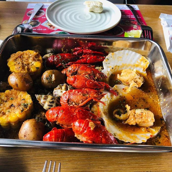 Combo hải sản có giá từ 280.000-1,4 triệu đồng, gồm các nguyên liệu như crawfish (tôm hùm đất), thân cua tuyết, vẹm xanh, ốc hương, bánh mì tươi. Món ăn kết hợp nhiều loại sốt lạ miệng, phù hợp cho người muốn thay đổi khẩu vị. Ảnh: Metonysushi.