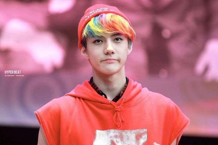  Mái tóc cầu vồng của Sehun cũng để lại cho Seo Yoon nhiều kỷ niệm trong quá trình làm việc. Để giúp thành viên EXO tự tin với kiểu tóc này, cô đã phải mất nhiều công sức. Ảnh: Hyper beat. 