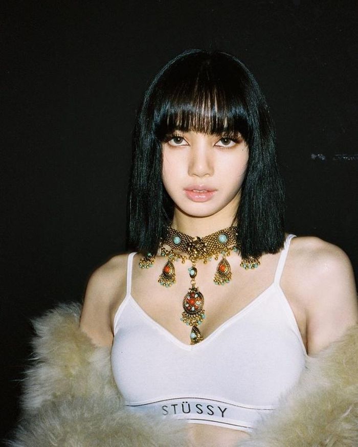  Với nhiều người hâm mộ Kpop, phần tóc mái của Lisa cũng được cho là một trong những tác phẩm thành công đến từ nữ stylist này. Dù thành viên BlackPink nhảy hết mình trên sân khấu, phần mái bằng cũng không bị xô lệch. Ảnh: lalalalisa_m. 