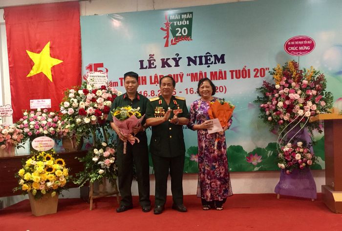  Trung tướng, Anh hùng LLVT nhân dân Đoàn Sinh Hưởng-Chủ tịch Quỹ "Mãi mãi tuổi 20" trao quà tặng tri ân các thành viên sáng lập, gắn bó với quỹ 15 năm qua.