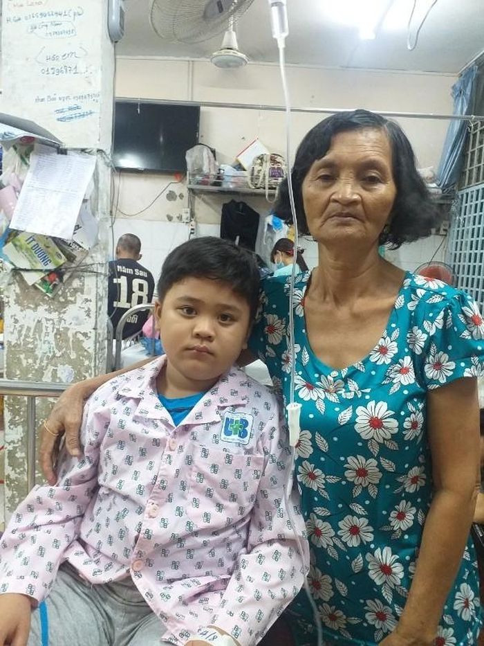 Ngoại của Thiên Bảo từ chối điều trị bệnh gan vì không đủ tiền chữa trị cho cháu.