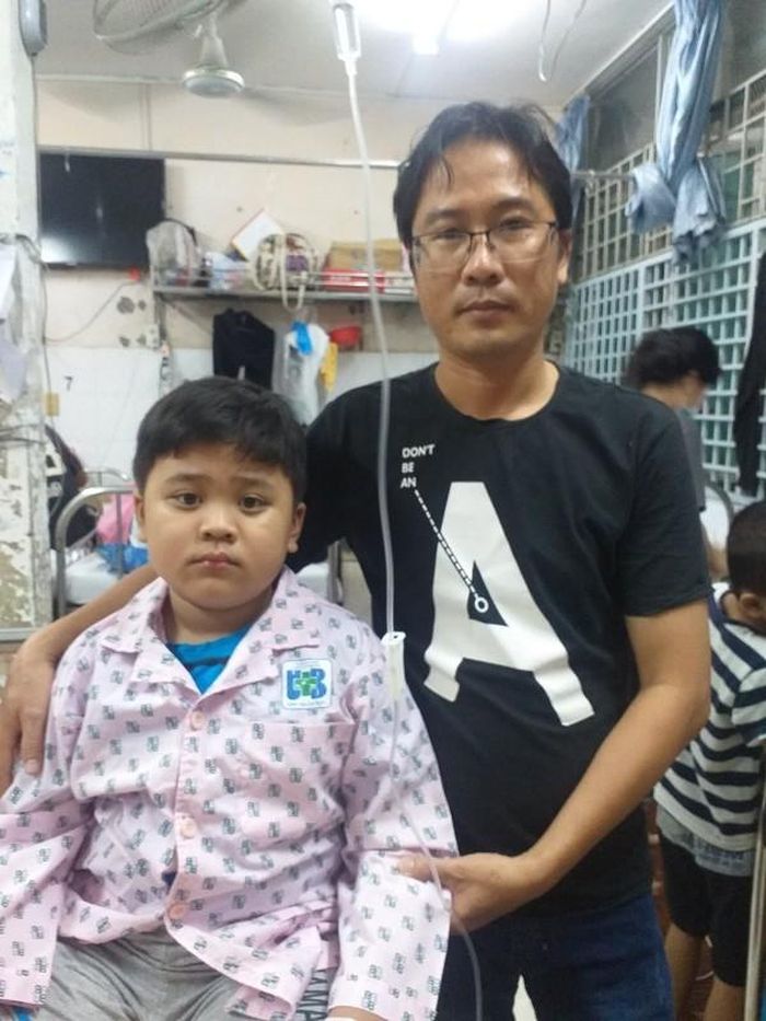 Người cha đơn thân bất lực khi con trai mắc bệnh tốn nhiều chi phí